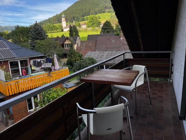 Münstertal Ferienzimmer Bergblick מראה חיצוני תמונה
